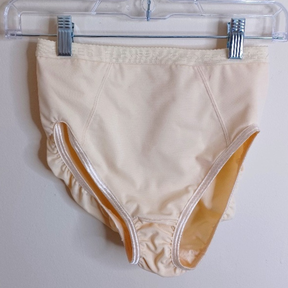 Bali 8701 Brief. Hi-Cut Light Control. Size Medium. Color Cream